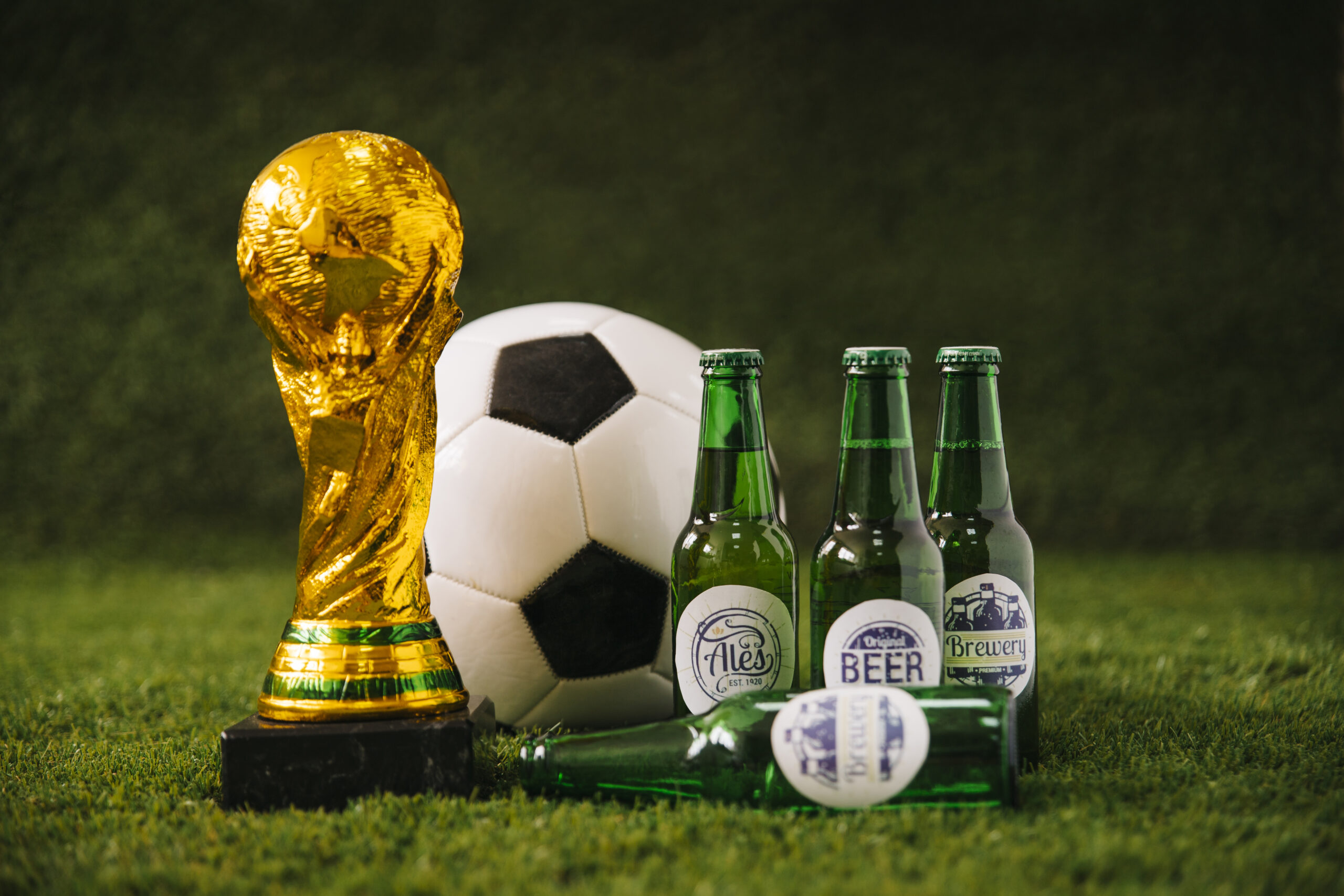 taça da copa do mundo com uma cerveja e bola