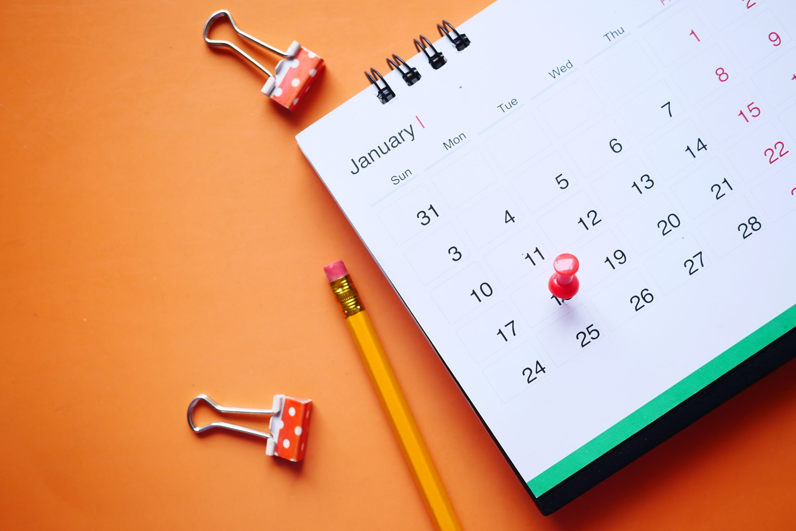 calendário e lápis ao lado